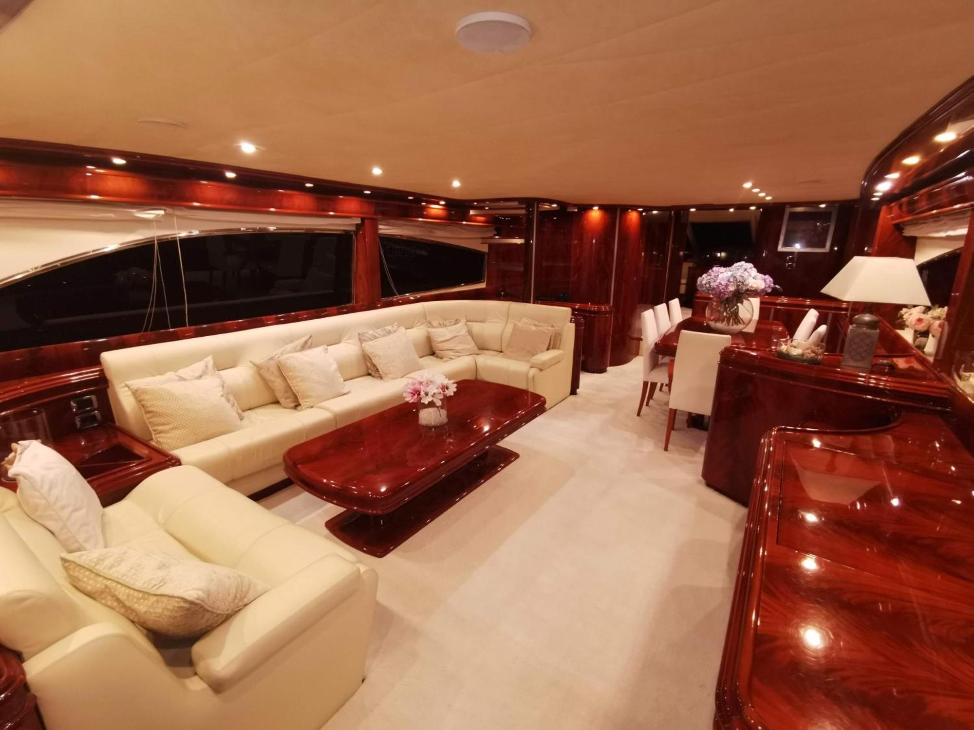 Beautiful Motor Yacht Barcelone