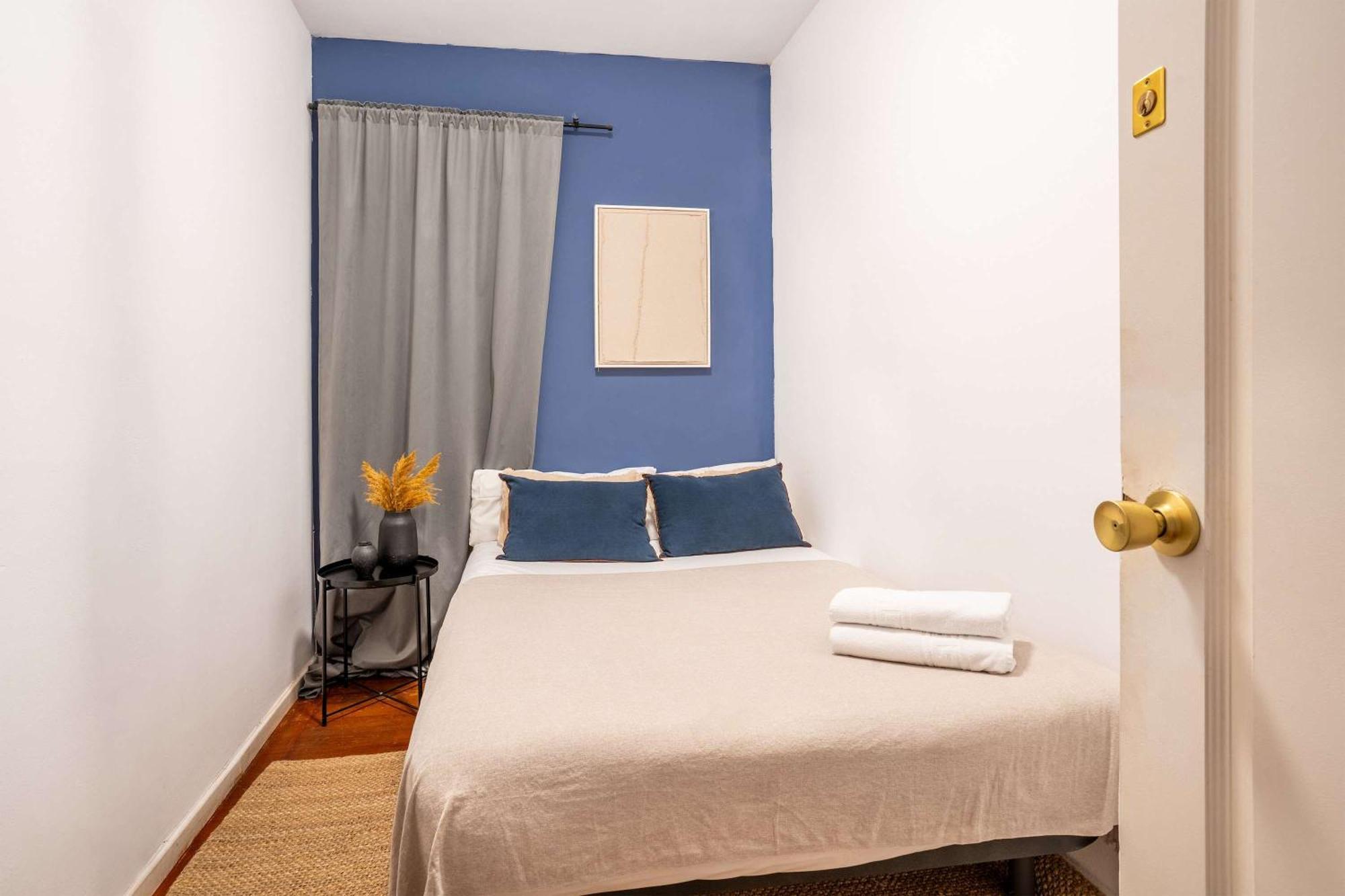 Apartment Next To Sagrada Familia 4-bedroom *
