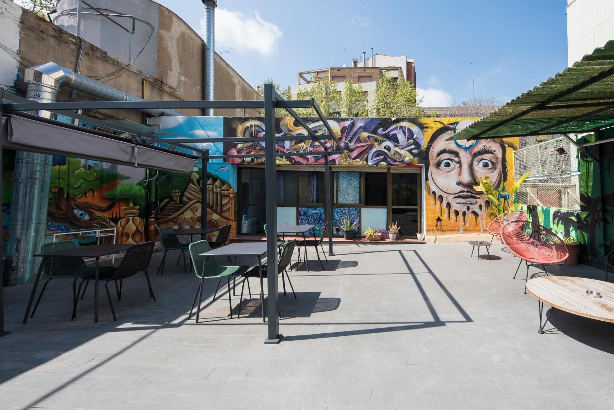 Hostel No Limit Graffiti