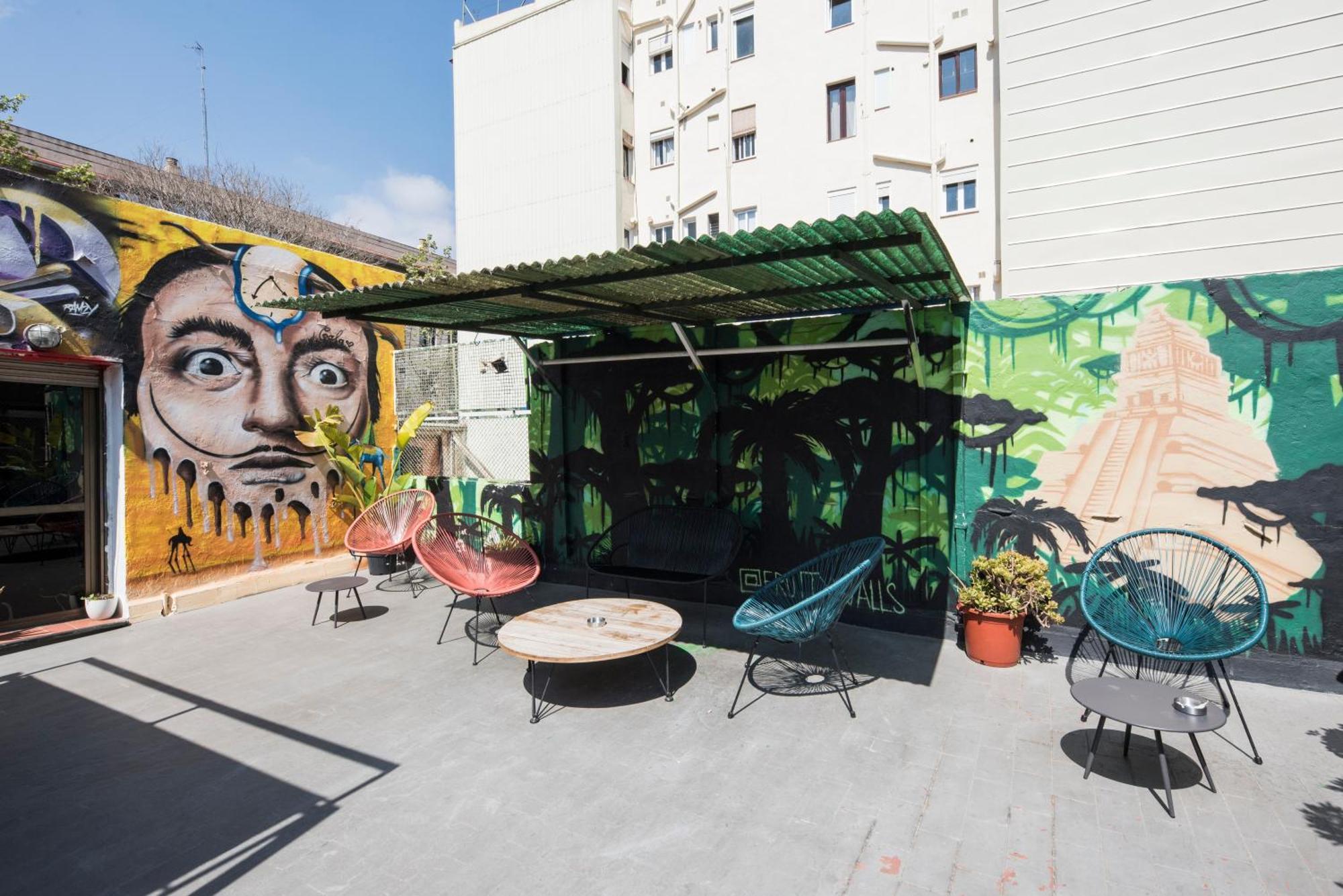 Hostel No Limit Graffiti *