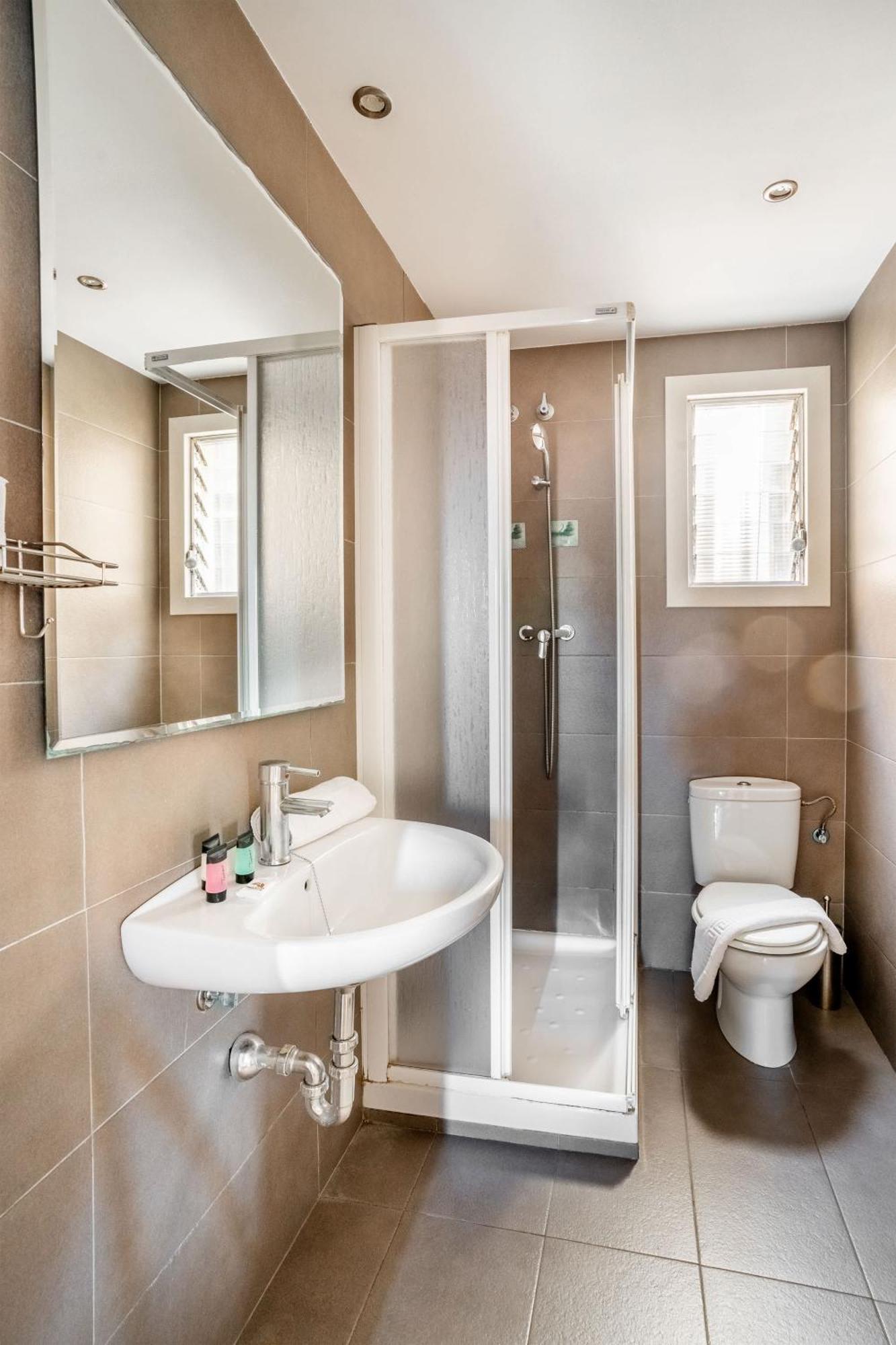 Big For 15 In The Heart Of Eixample Apartment *