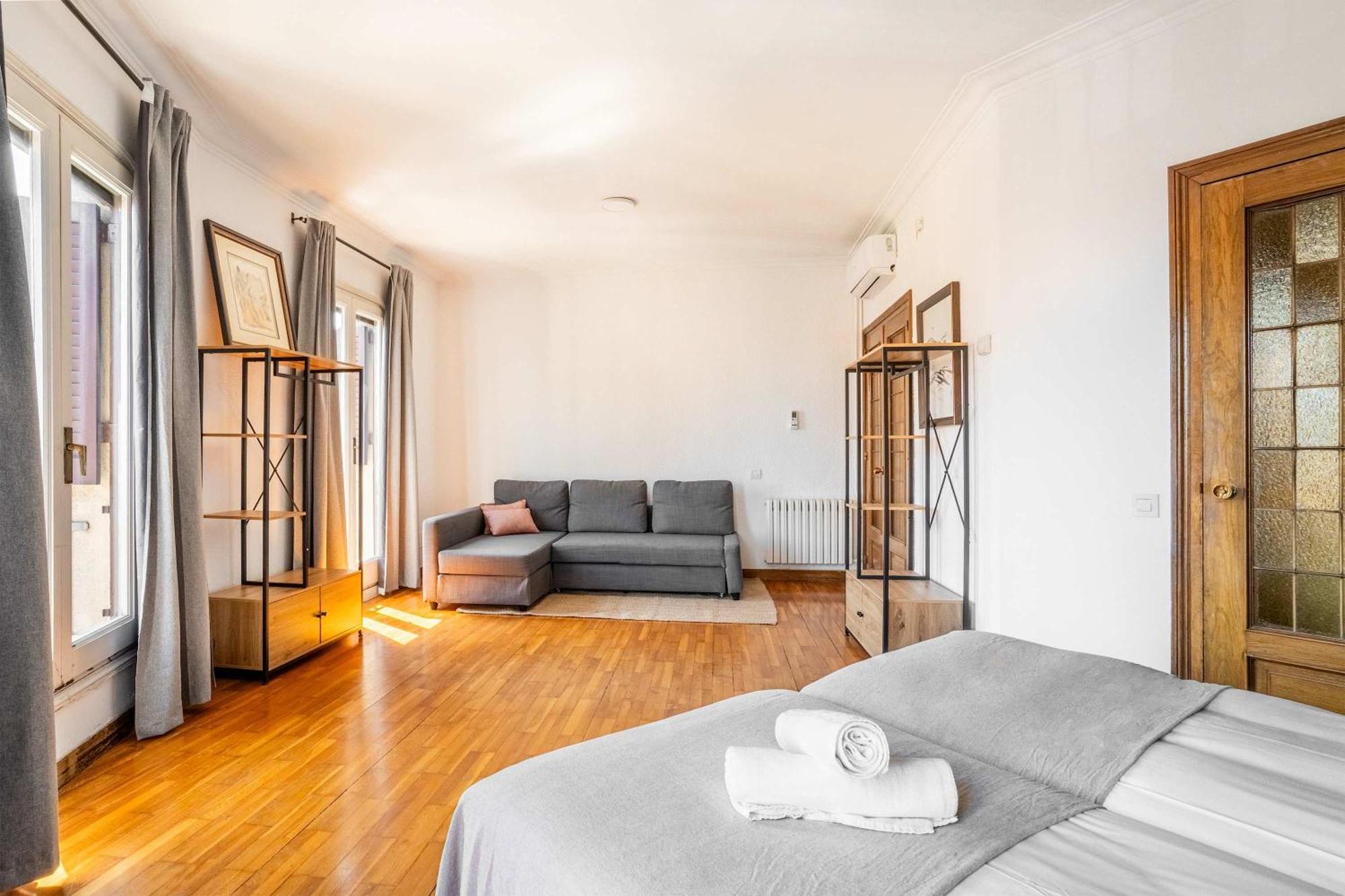 Big For 15 In The Heart Of Eixample Apartment