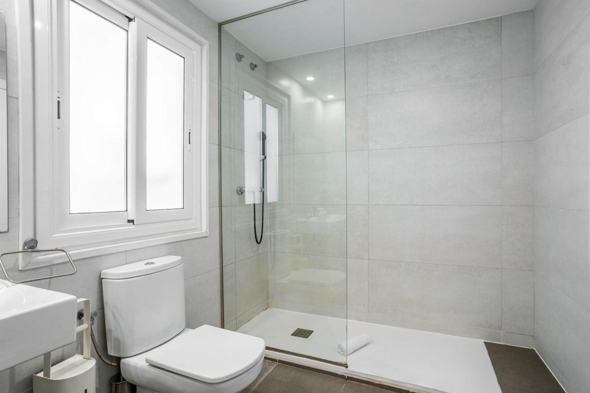 Apartment Big For 15 In The Heart Of Eixample Barcelona