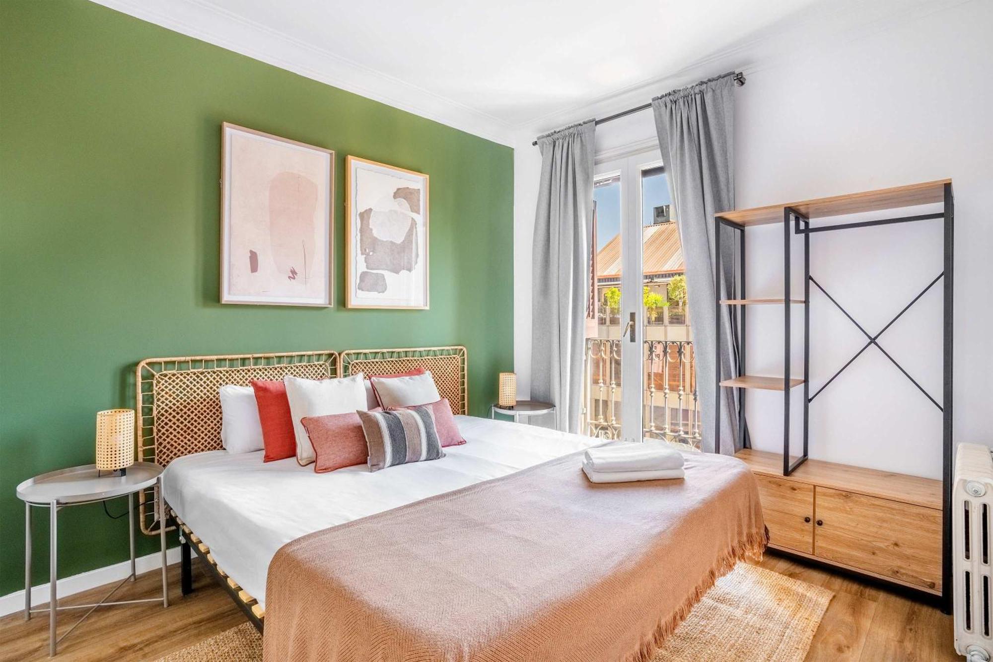 Big For 15 In The Heart Of Eixample Apartment