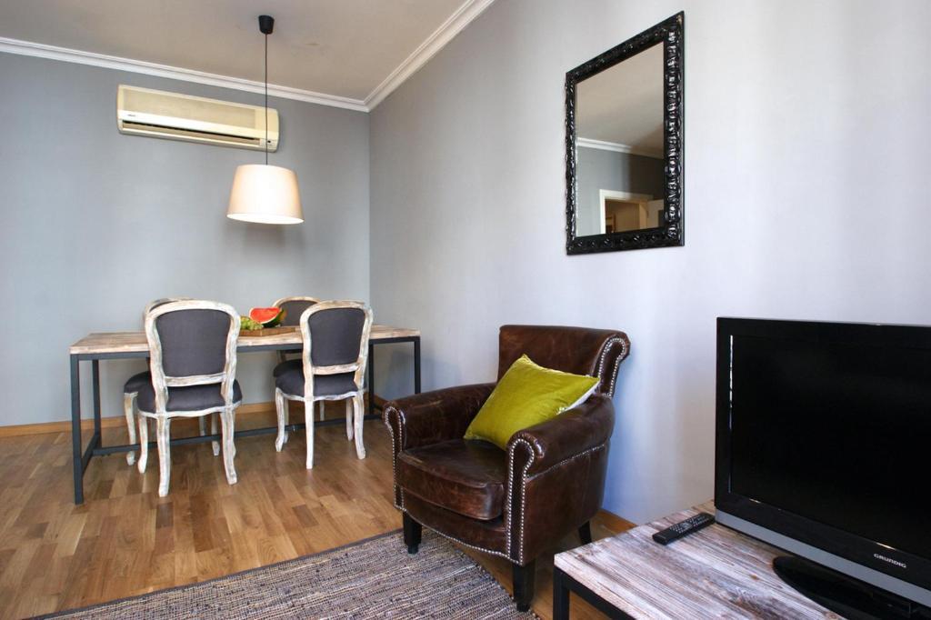 Short Group Paseo De Gracia Serviced