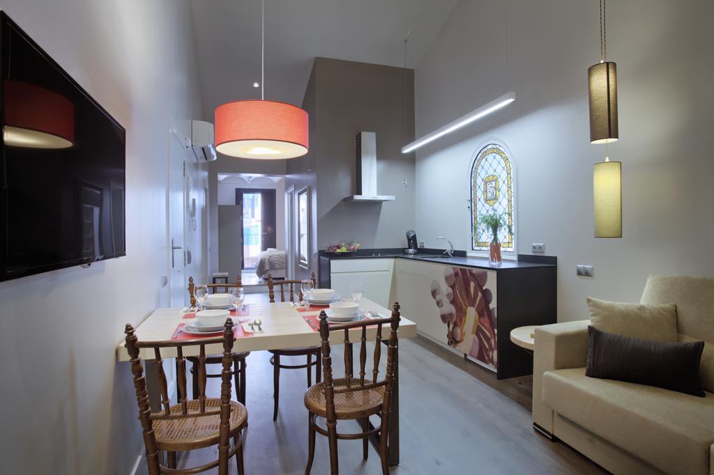 Short Group Sagrada Familia Serviced *