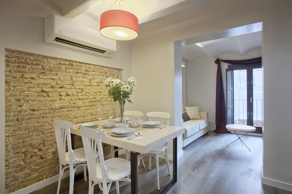 Short Group Sagrada Familia Serviced *