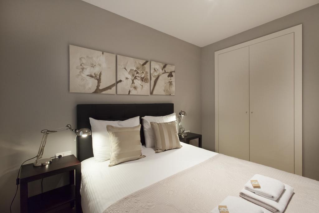 Short Group Paseo De Gracia Serviced Barcelone