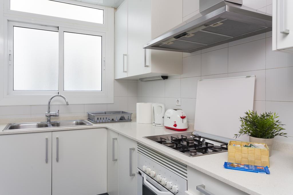 Spacious 4 Bedroom Fira Bcn & Camp Nou Appartement