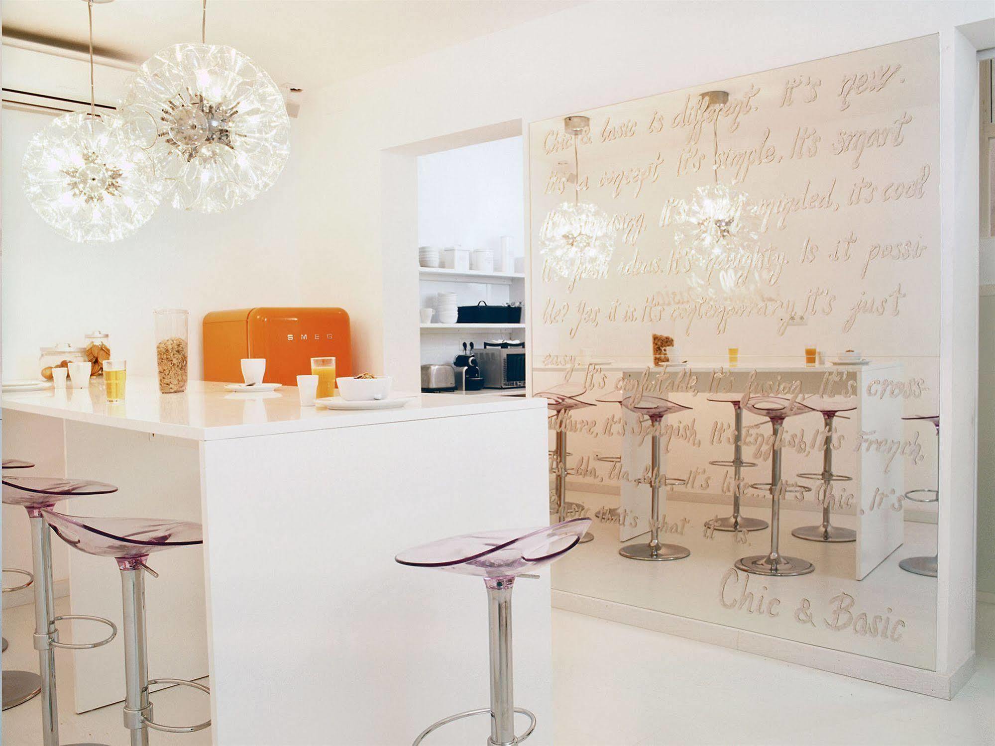 Chic & Basic Tallers Guest house 2*