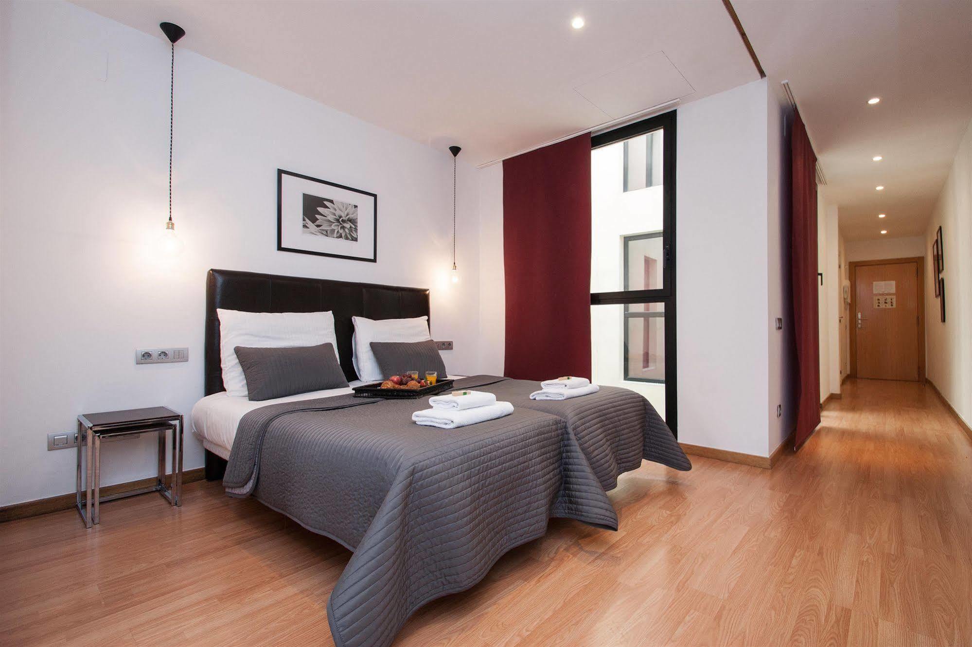 Short Group Liceu Serviced * Barcelone
