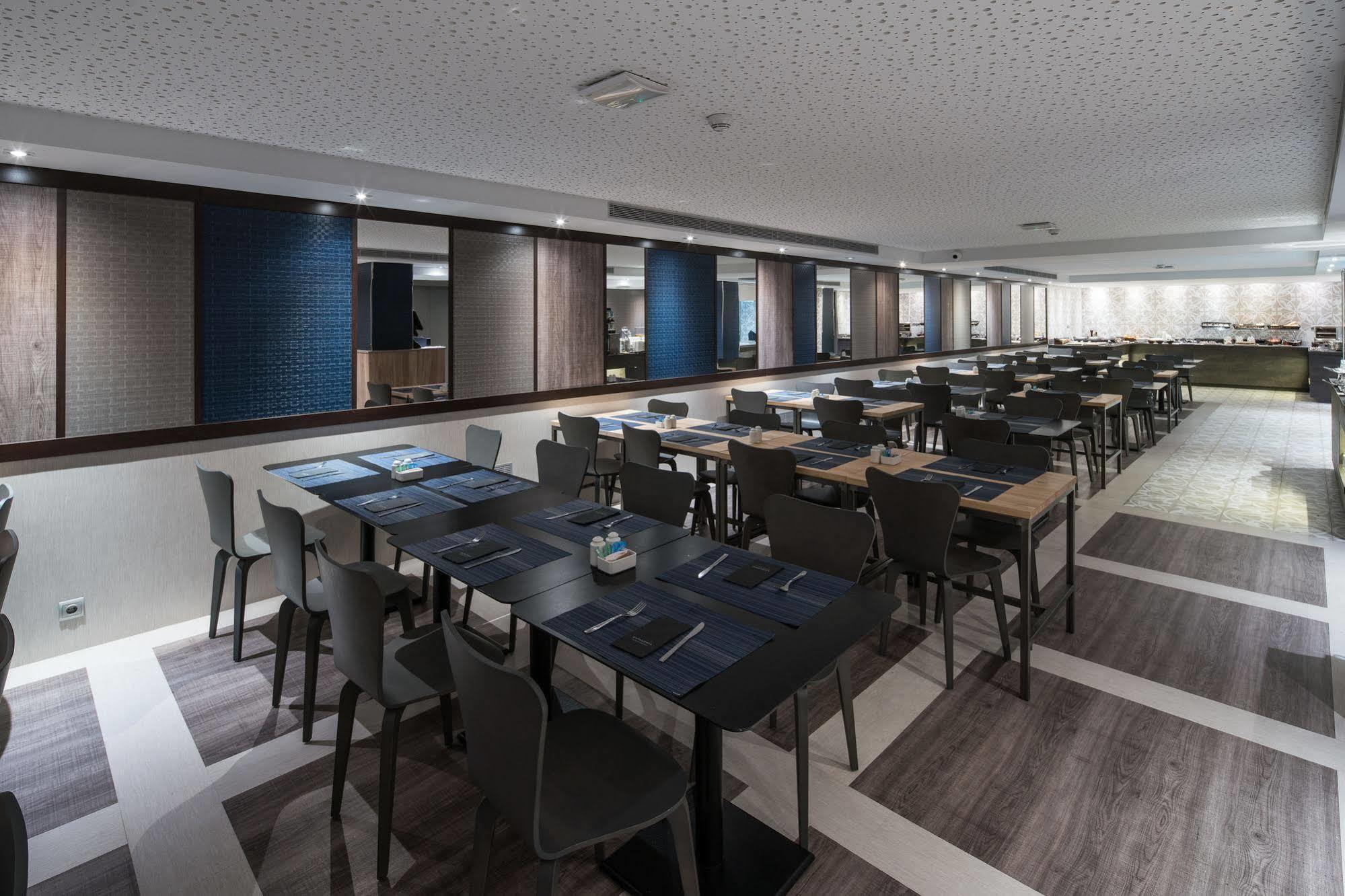 Catalonia Park Gueell Hotel 3*