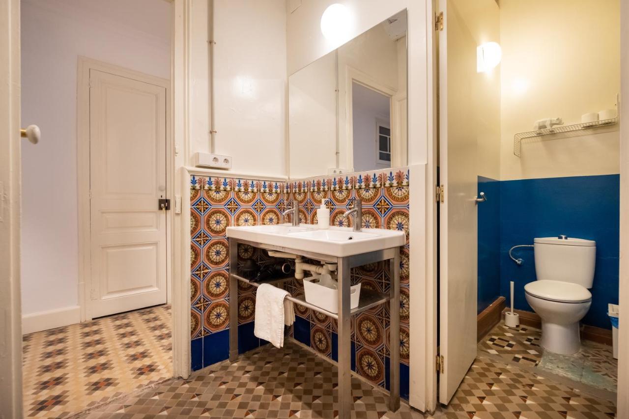 Modernist For Large Groups In Eixample Apartment Barcelona