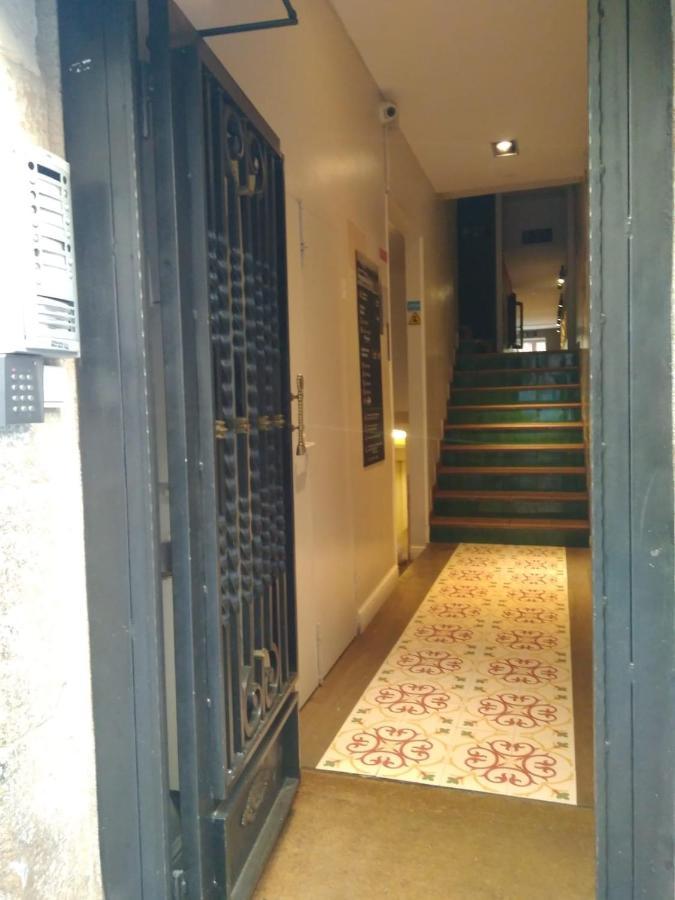 Ainb Las Ramblas-guardia Apartment