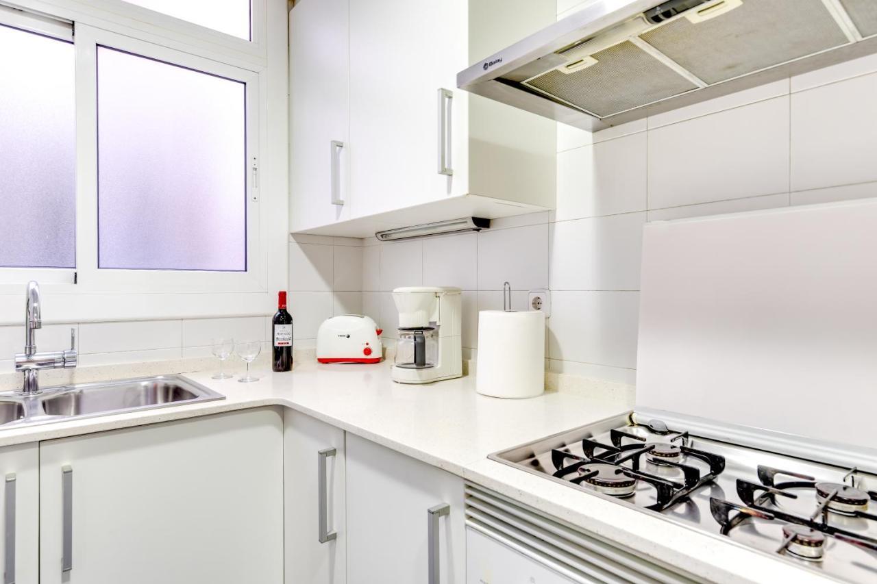Spacious 4 Bedroom Fira Bcn & Camp Nou * Barcelona