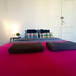 By Urquinaona Rooms
