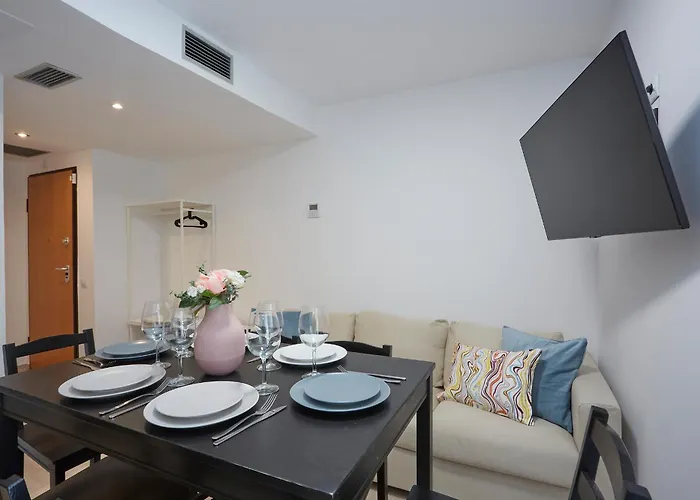 Three Bedroom Two Bathroom Apartment Close To Beach