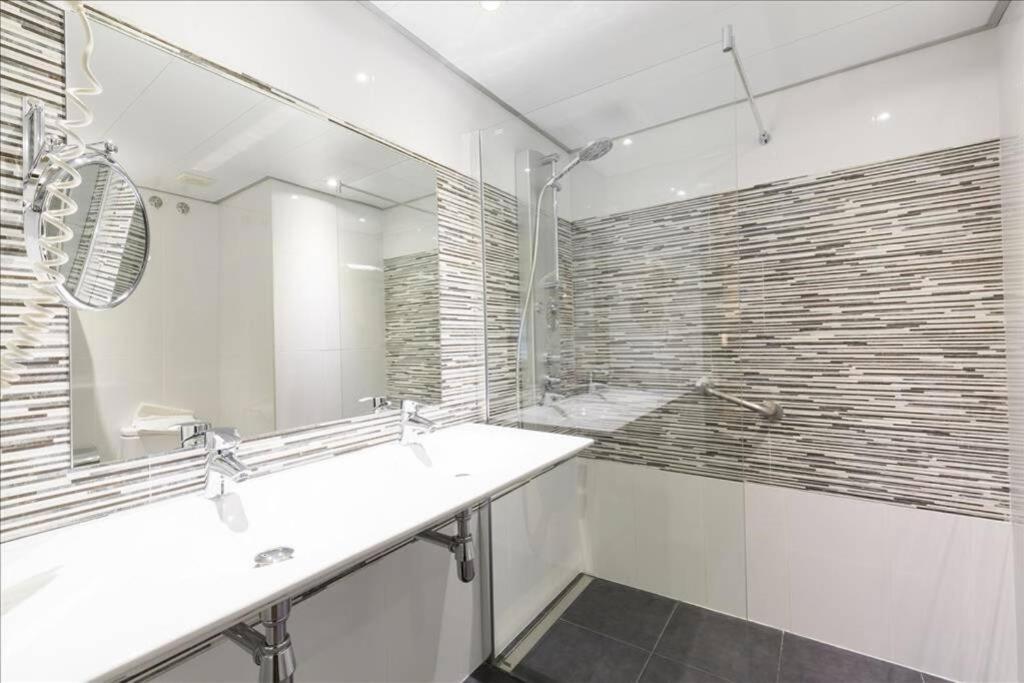 Habitación con dos camas en Hotel Ronda Lesseps Сasa de vacaciones Barcelona