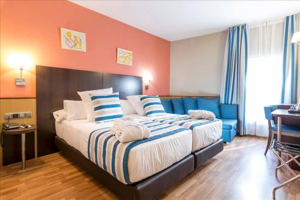 Habitación con dos camas en Hotel Ronda Lesseps Сasa de vacaciones Barcelona