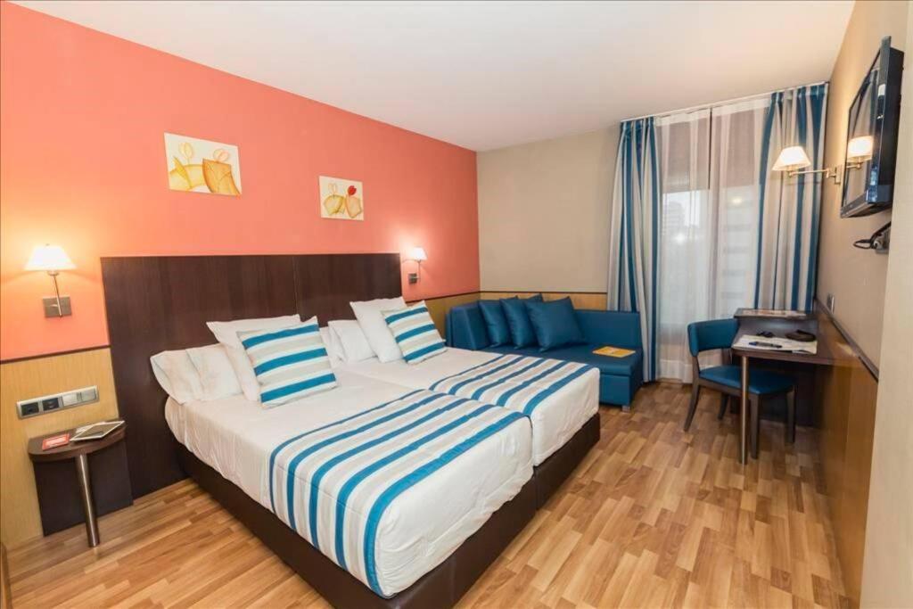 Habitación con dos camas en Hotel Ronda Lesseps Сasa de vacaciones