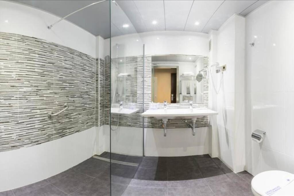 Сasa de vacaciones Habitación con dos camas en Hotel Ronda Lesseps Barcelona