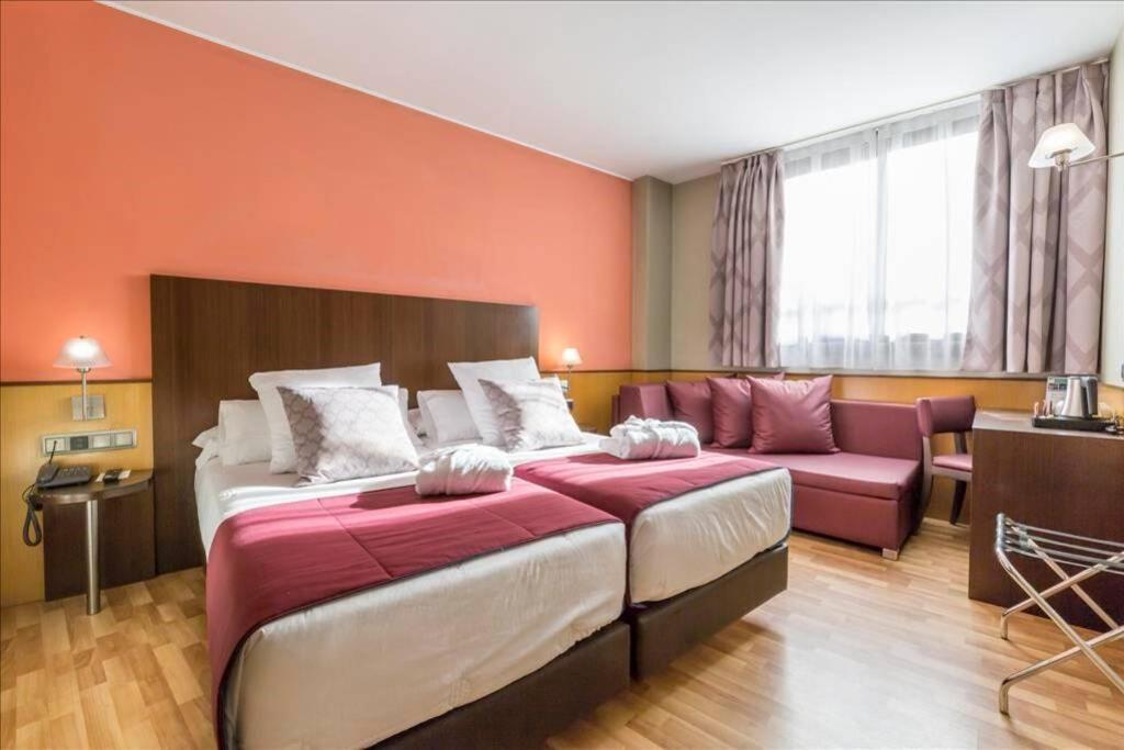Habitación con dos camas en Hotel Ronda Lesseps Сasa de vacaciones
