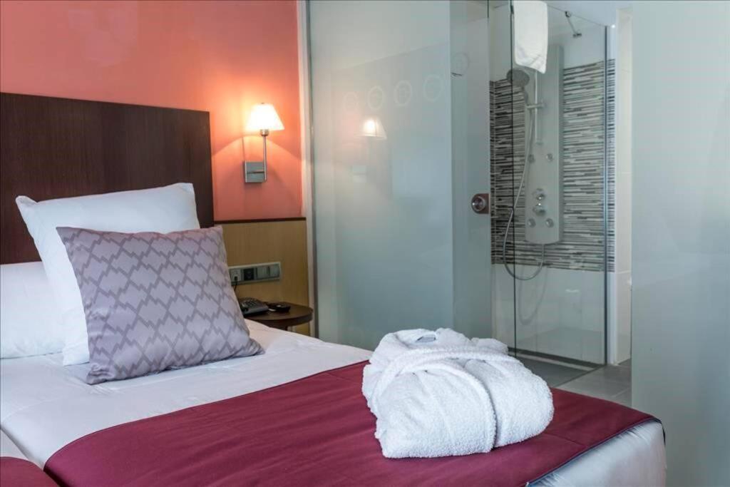 Habitación con dos camas en Hotel Ronda Lesseps Сasa de vacaciones