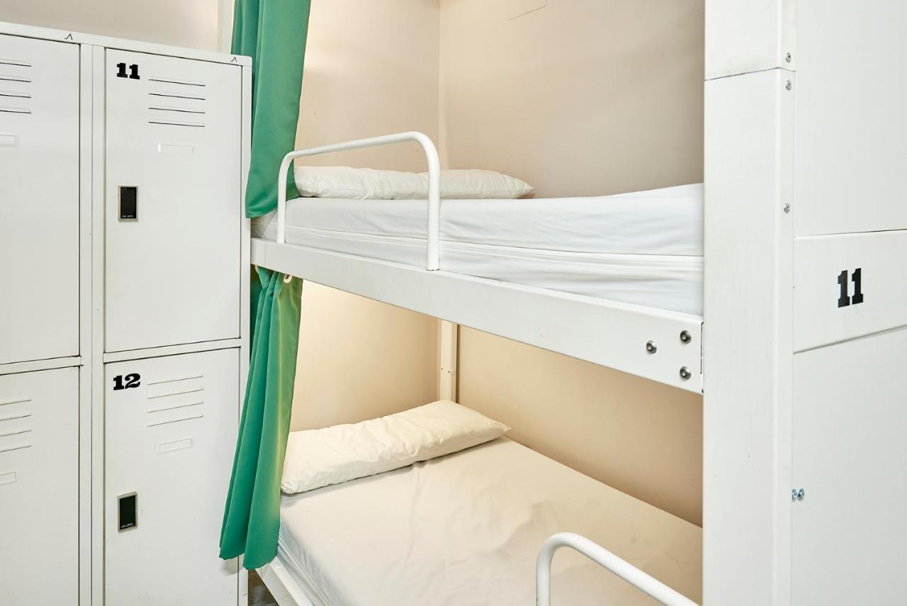 Hola Eixample Hostel