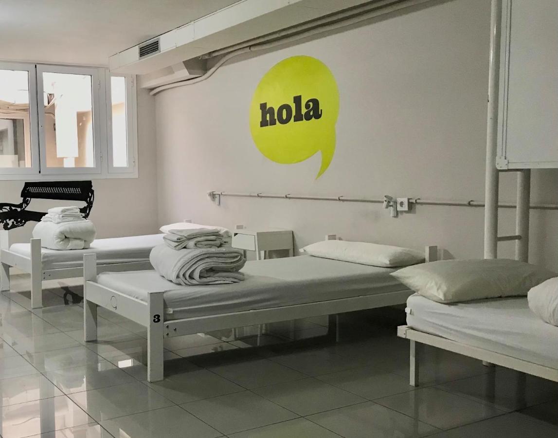 Hola Eixample Hostel *