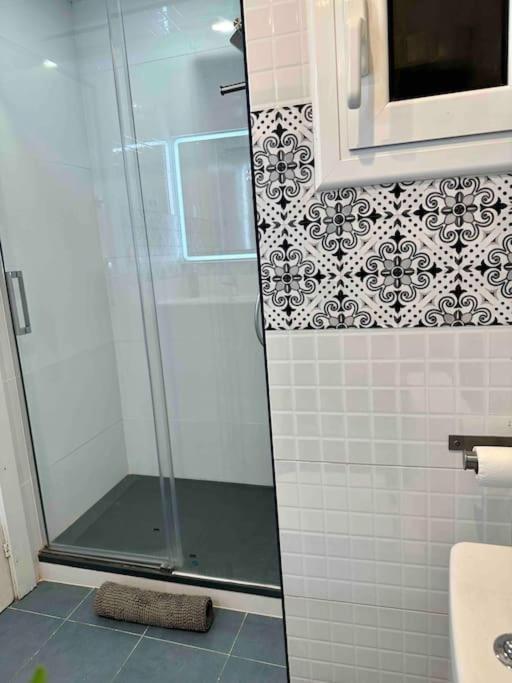 8 Min Walk To The & 10 Min Walk To Convention Centre ! Apartamento