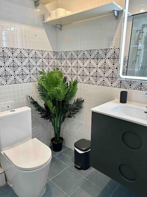 8 Min Walk To The & 10 Min Walk To Convention Centre ! Apartamento *