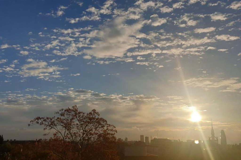 8 Min Walk To The & 10 Min Walk To Convention Centre ! Apartamento Barcelona