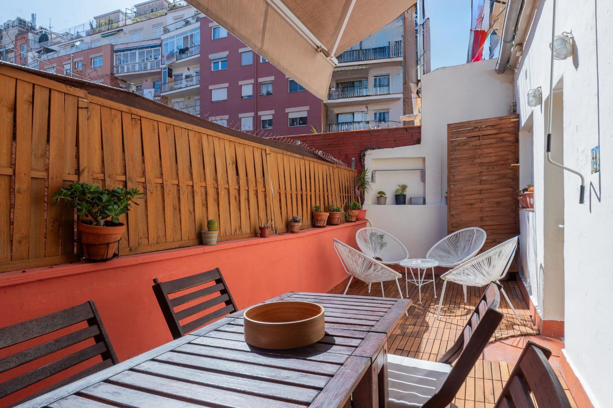 Spacious & Sunny With Terrace In The Center