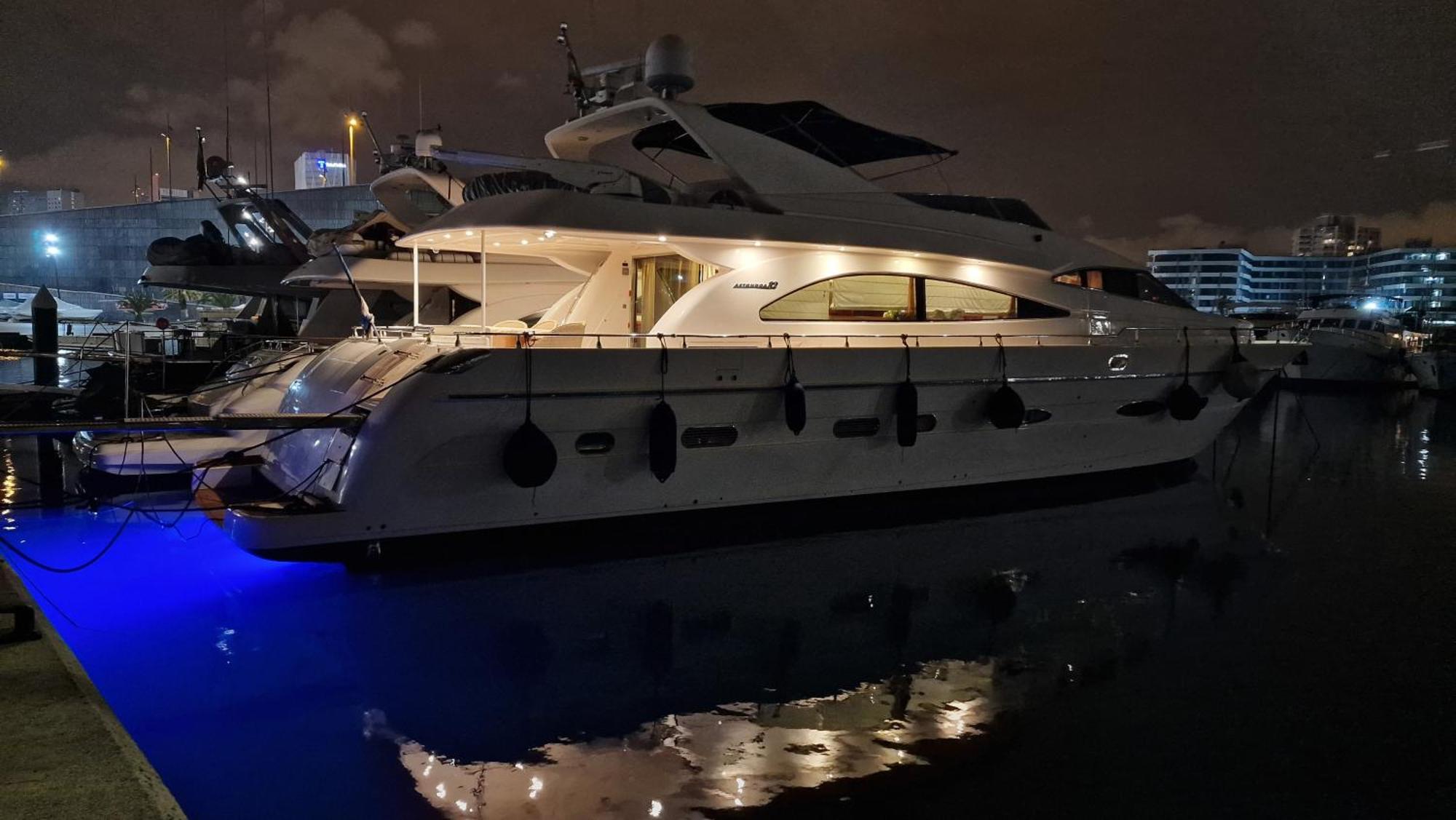 Magnificent Luxury Yacht In Center Botel Barcelona