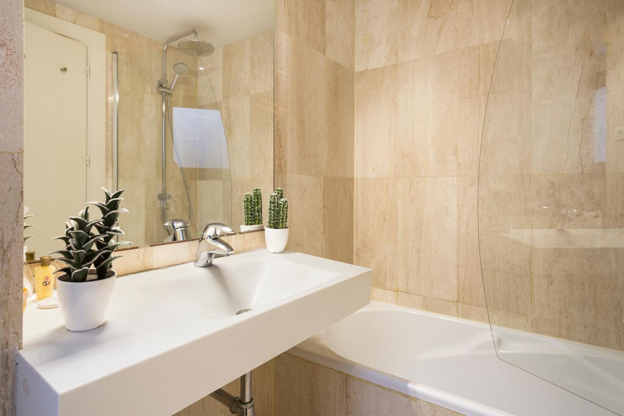 Apartment My Space Emirates - Modern Duplex With Private Garden And Swimming Pool Barcelona