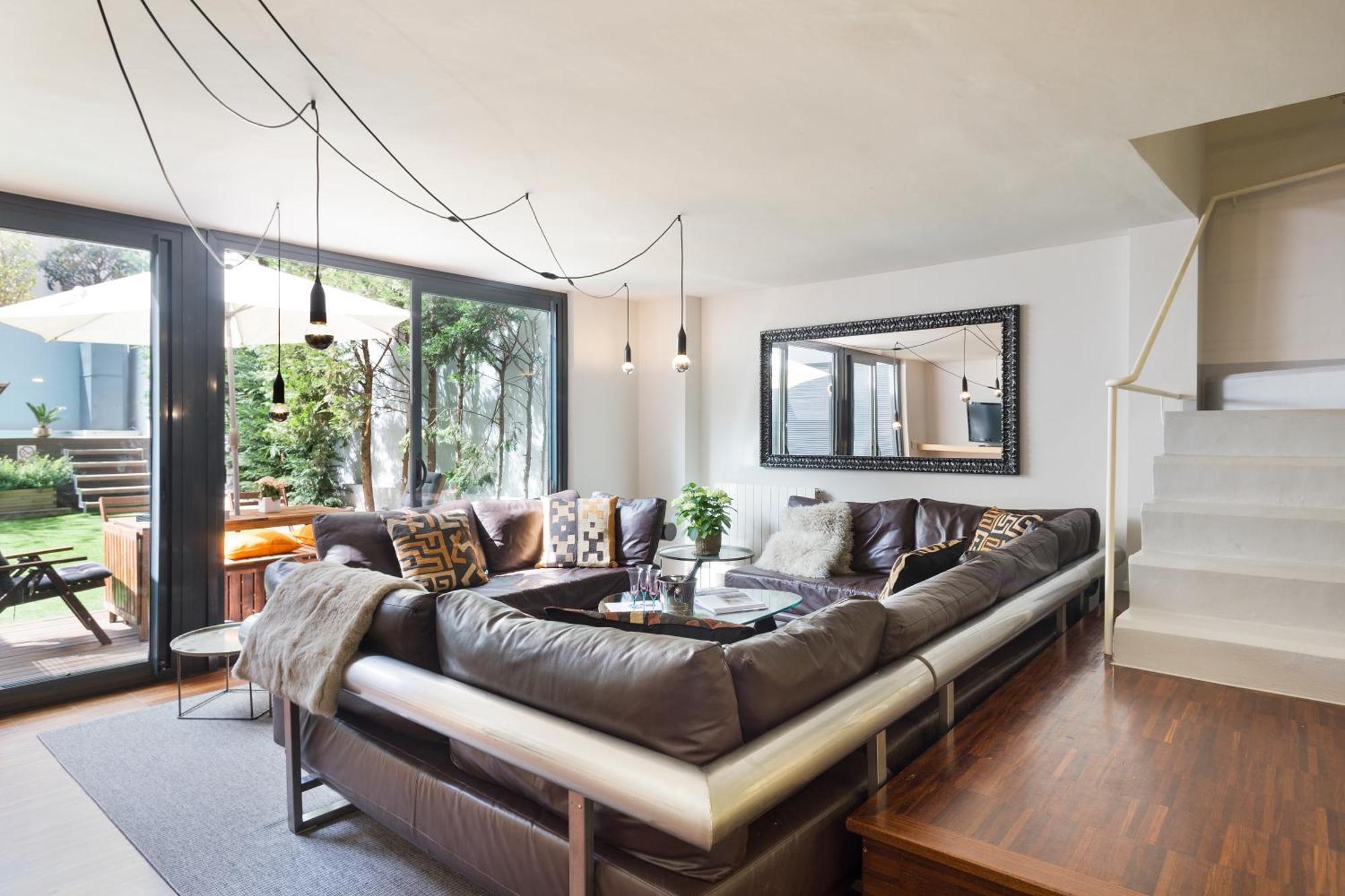My Space Emirates - Modern Duplex With Private Garden And Swimming Pool Barcelona