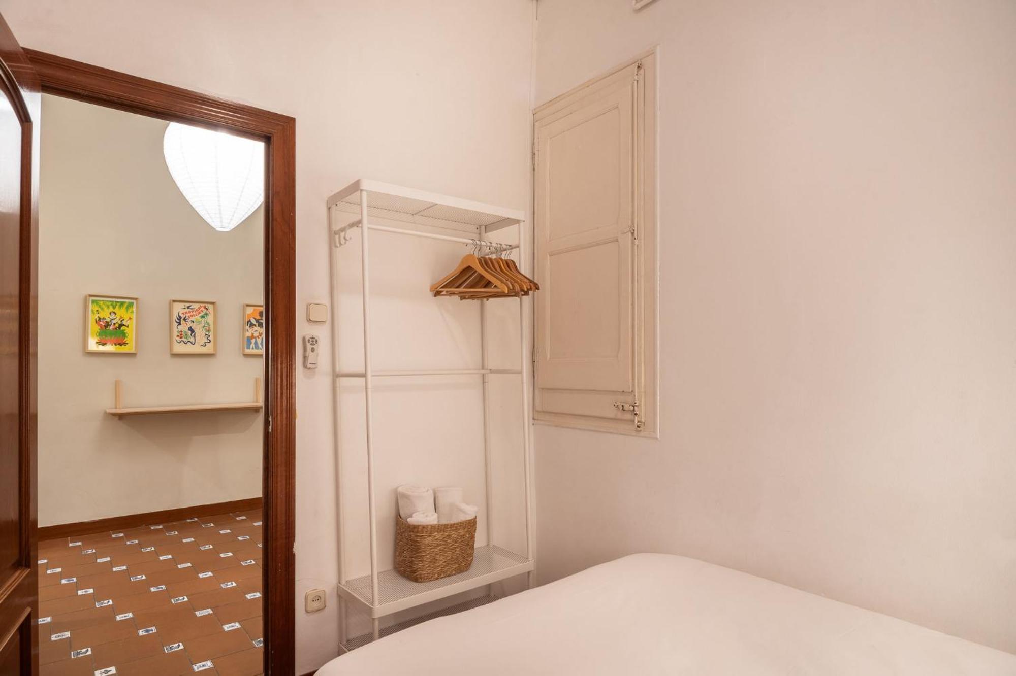 Spacious & Sunny With Terrace In The Center