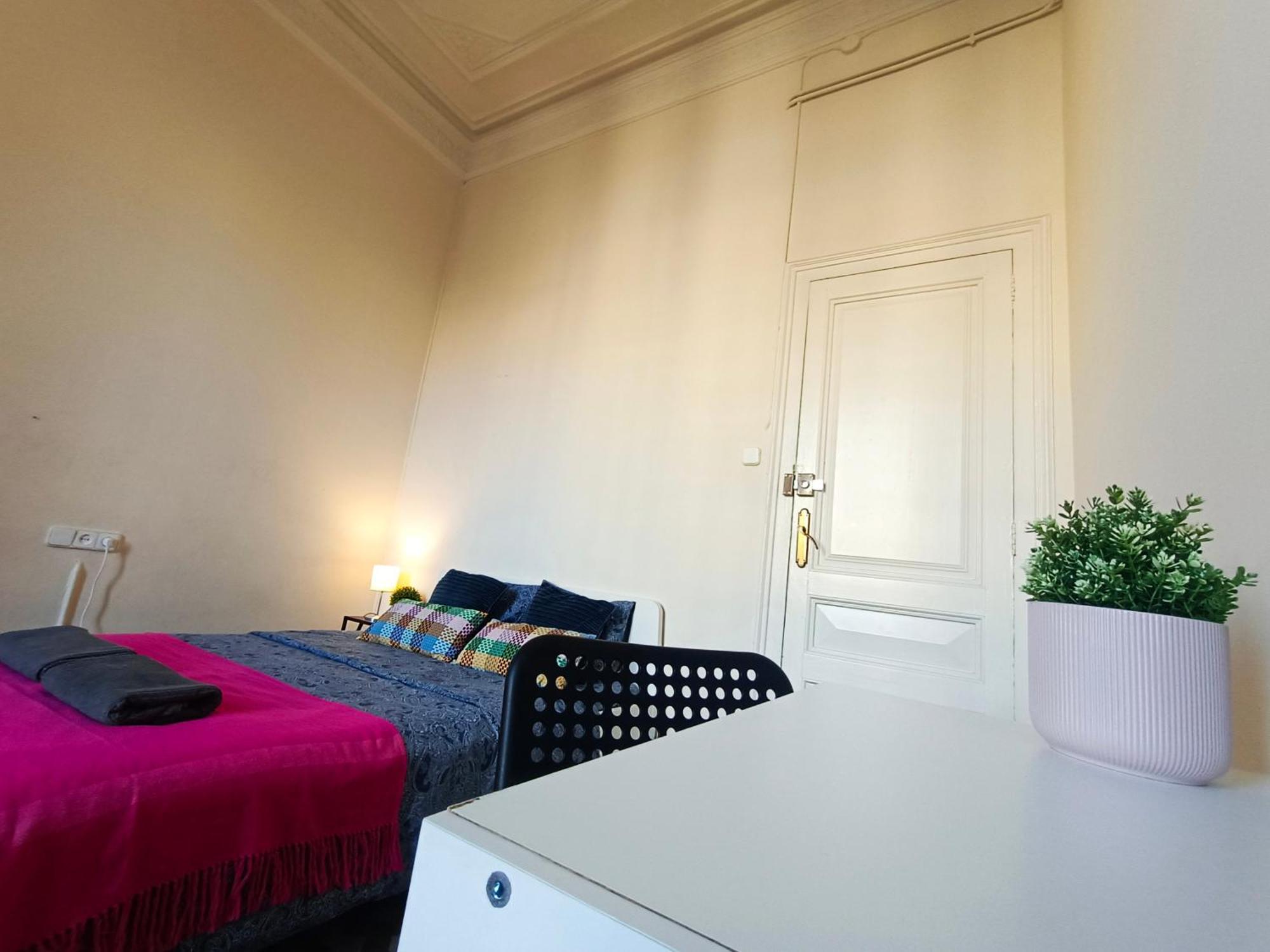 By Urquinaona Rooms Hostal