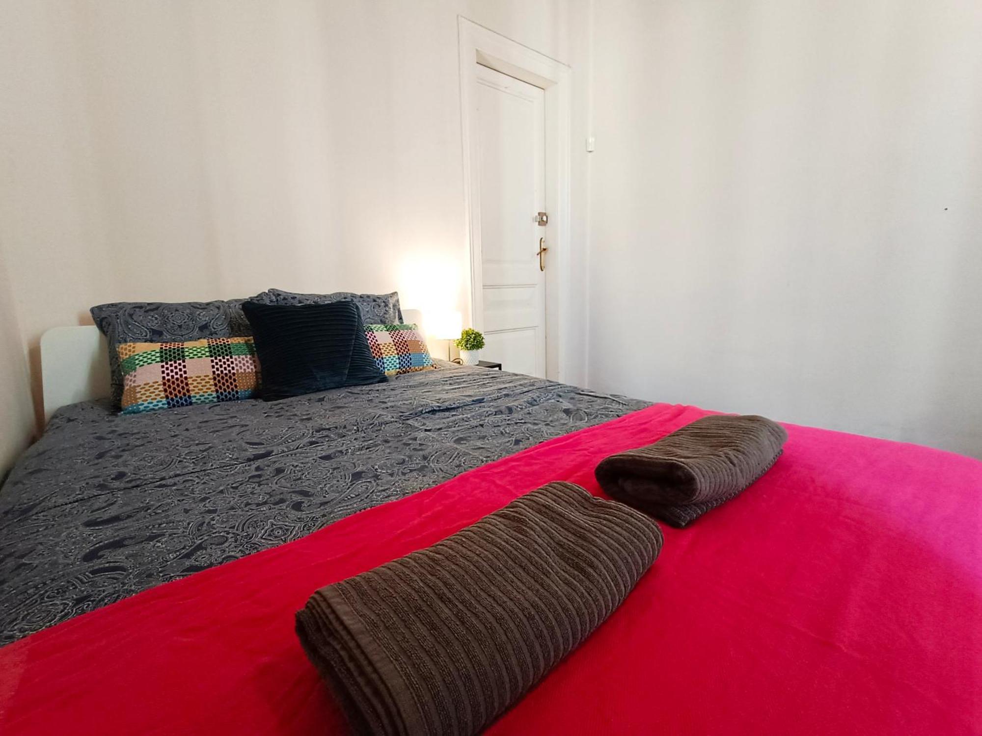 By Urquinaona Rooms Hostal