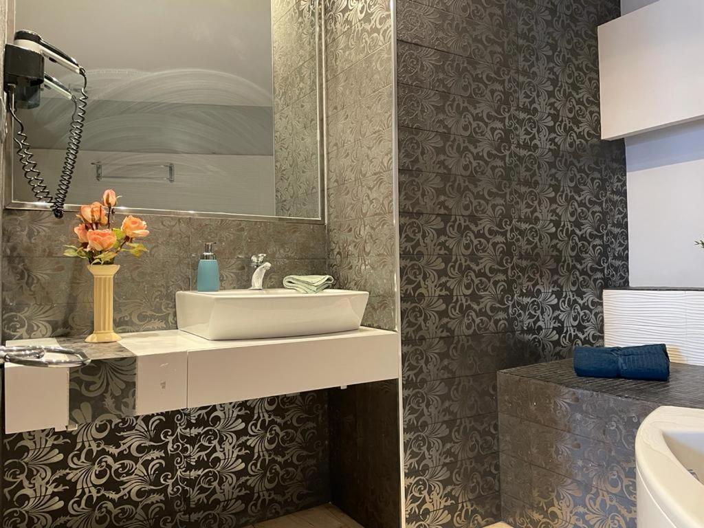 By La Rambla Rooms * Barcelone