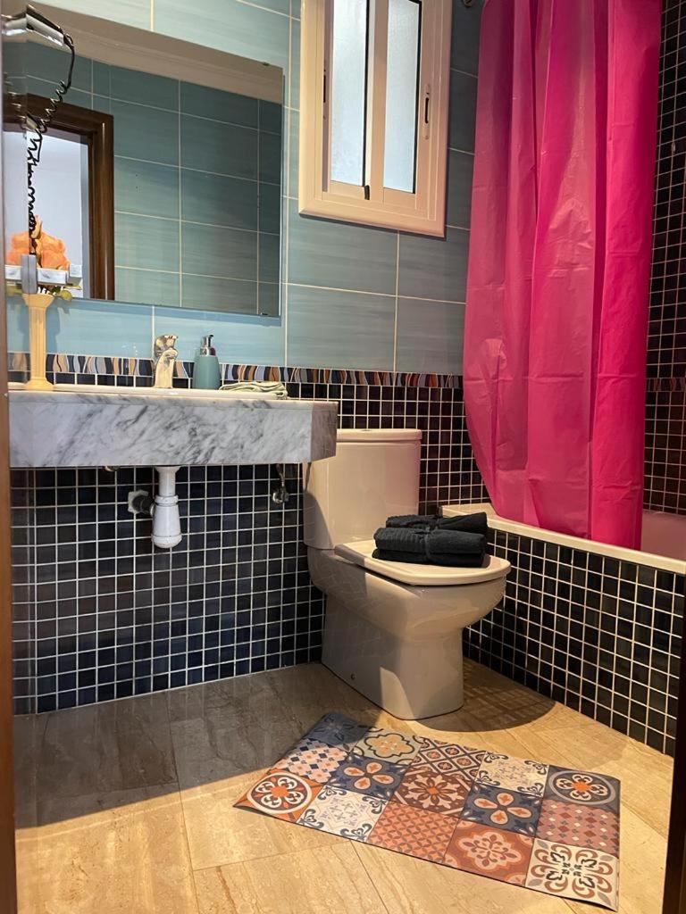 By La Rambla Rooms * Barcelone