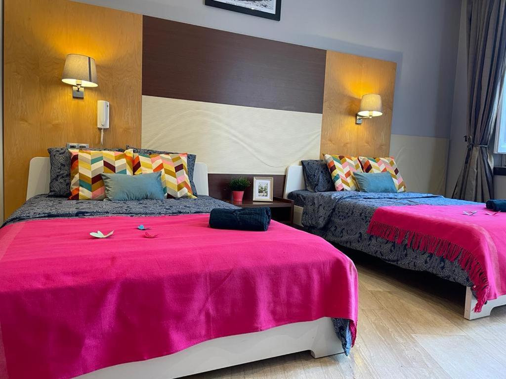 By La Rambla Rooms * Barcelone