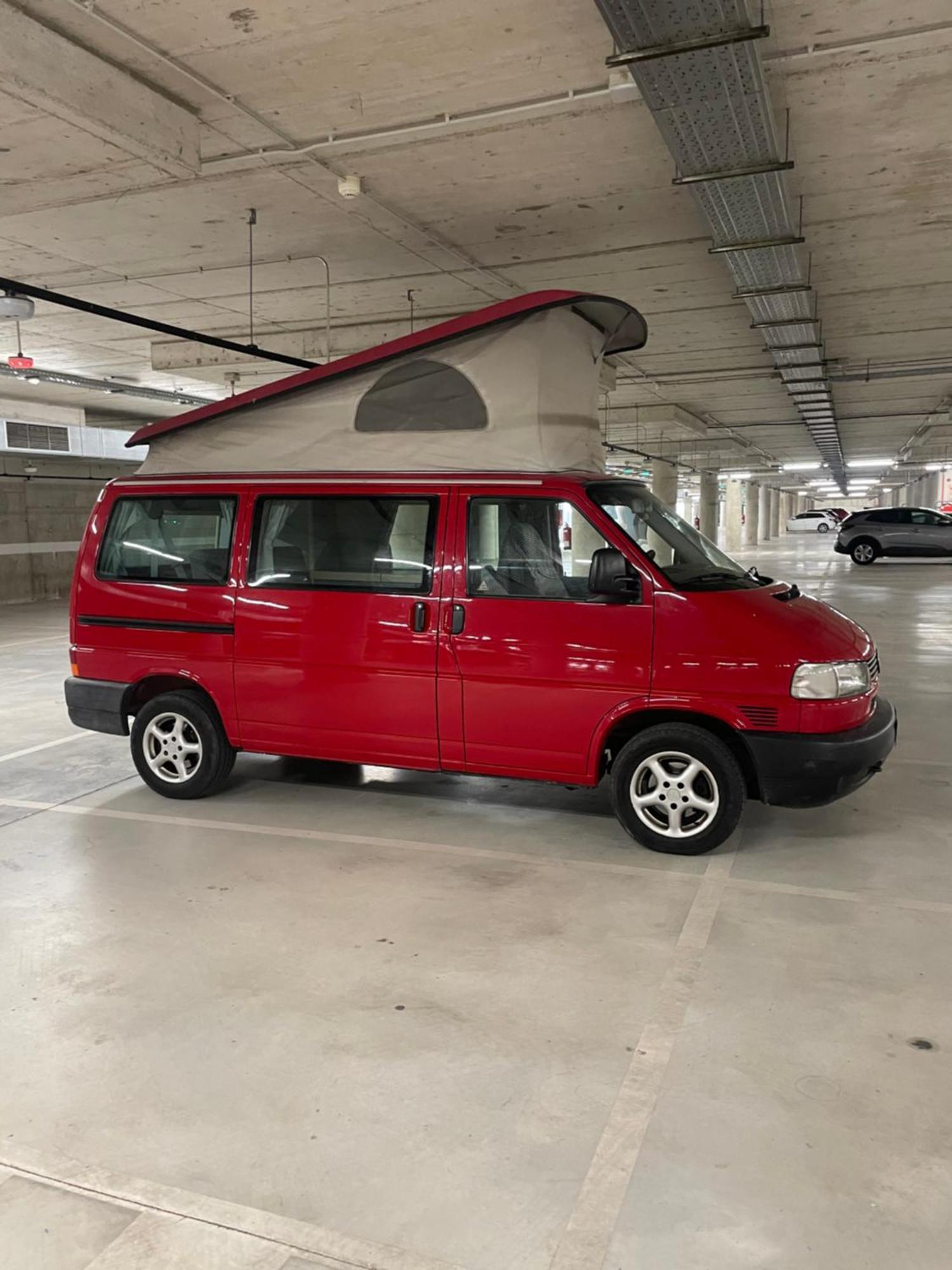 Camper Car In Underground Parking Hotel en barco