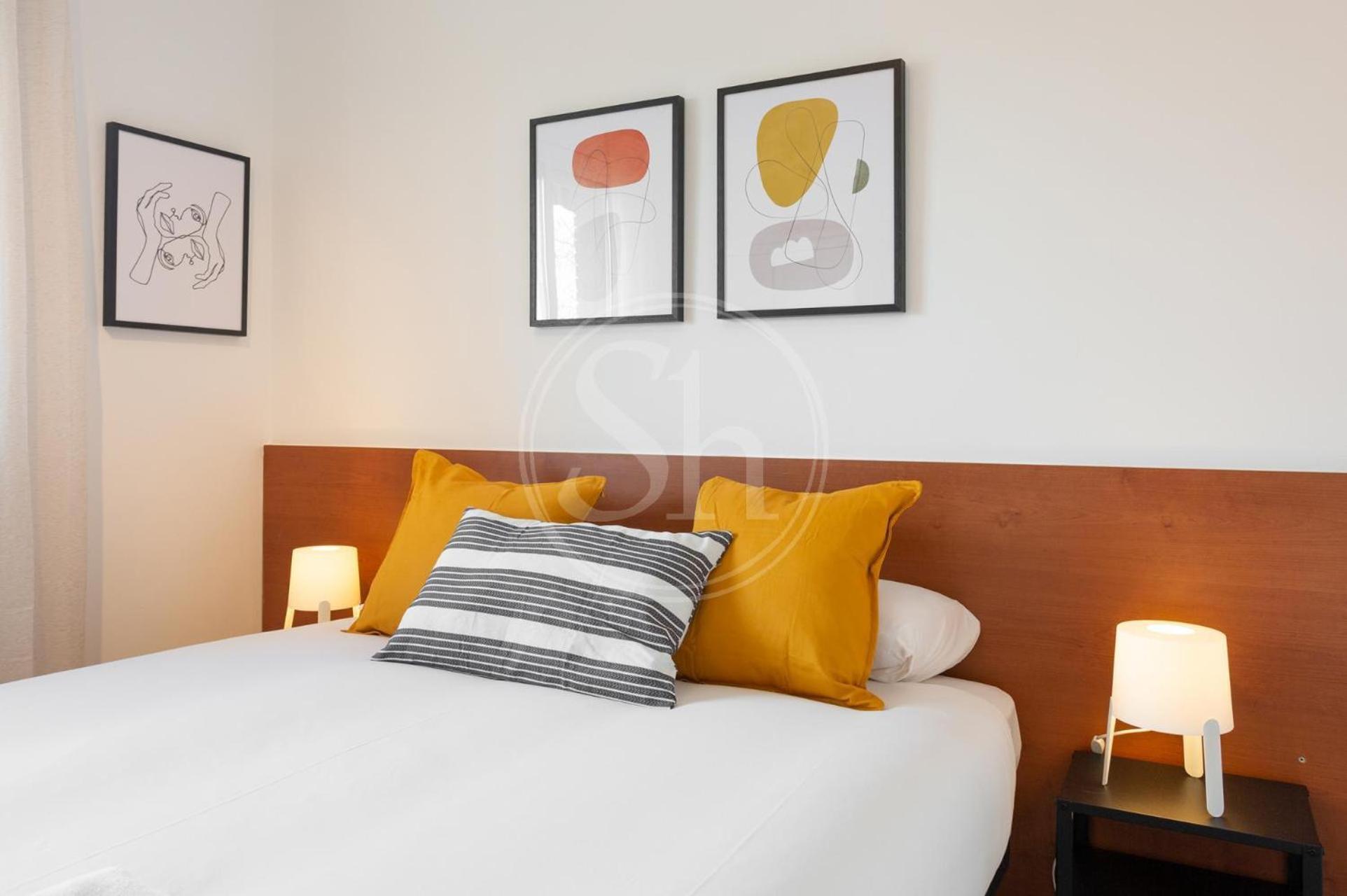 3 Con Balcon * Barcelona