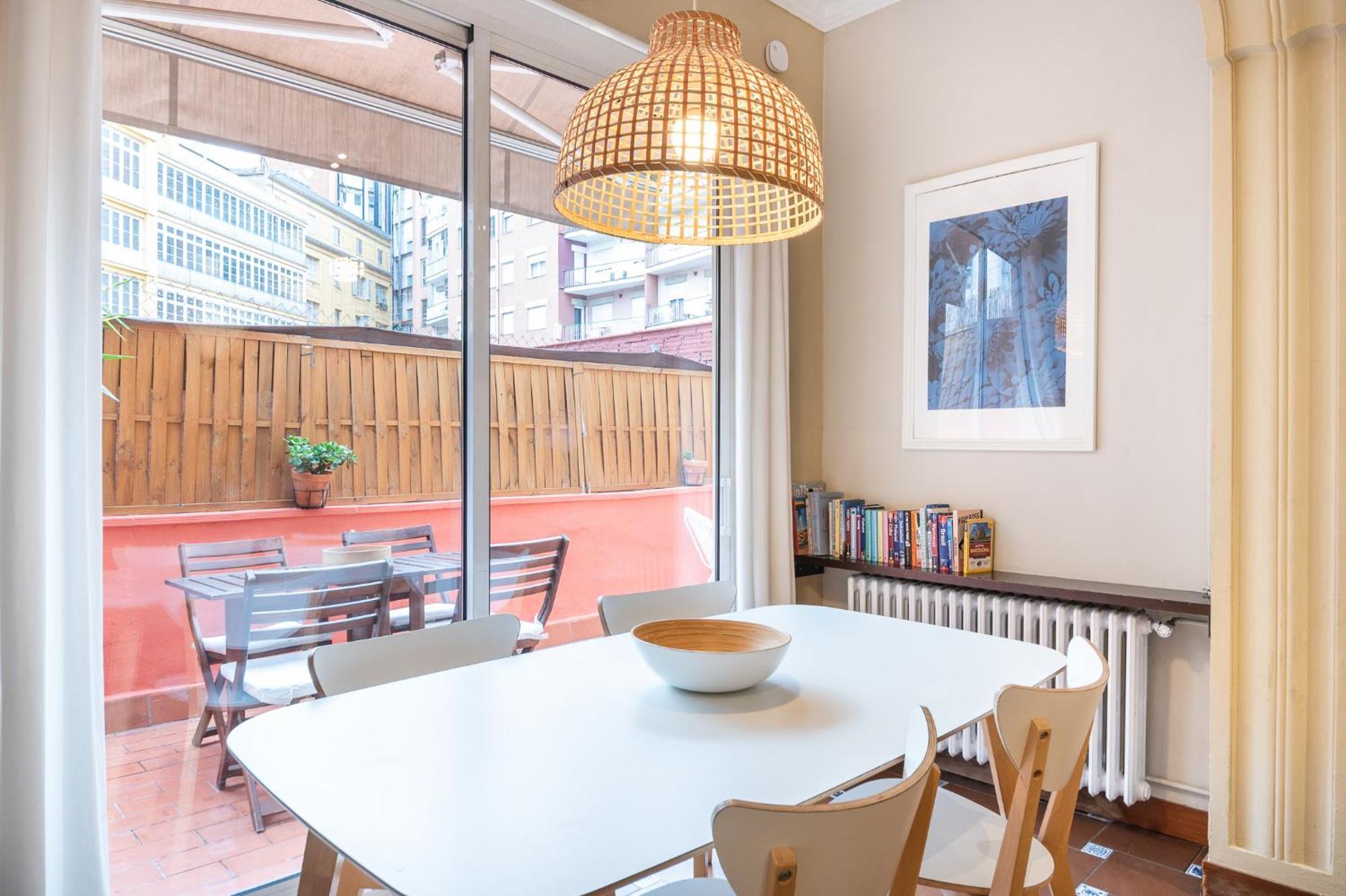 Spacious & Sunny With Terrace In The Center