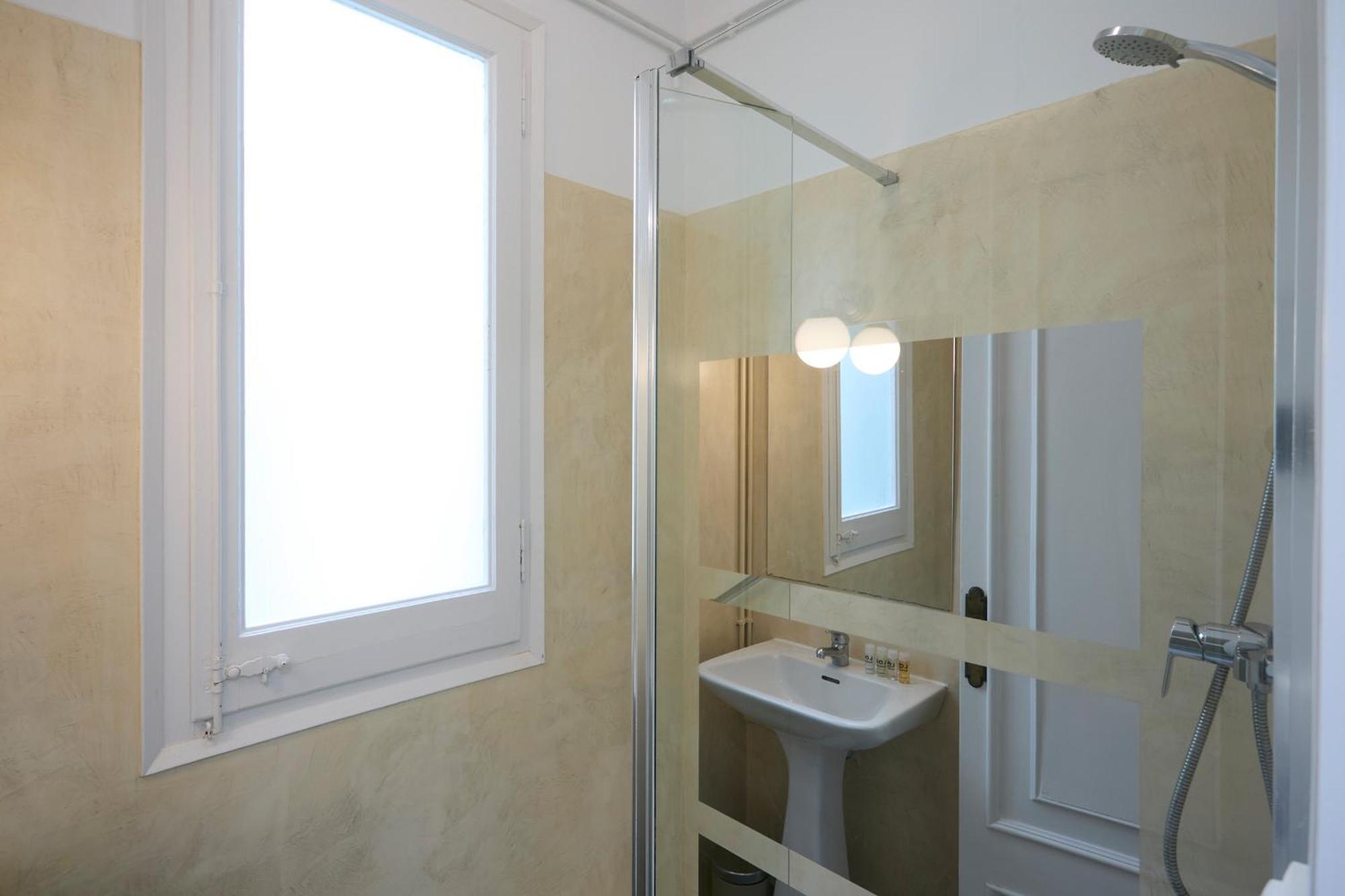 63par1016- Sunny In Paralel Apartment