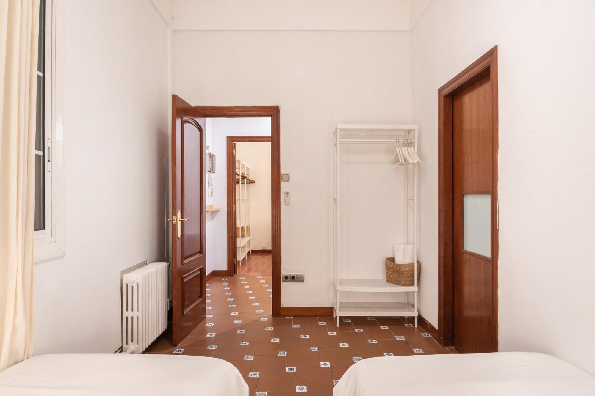 Spacious & Sunny With Terrace In The Center *