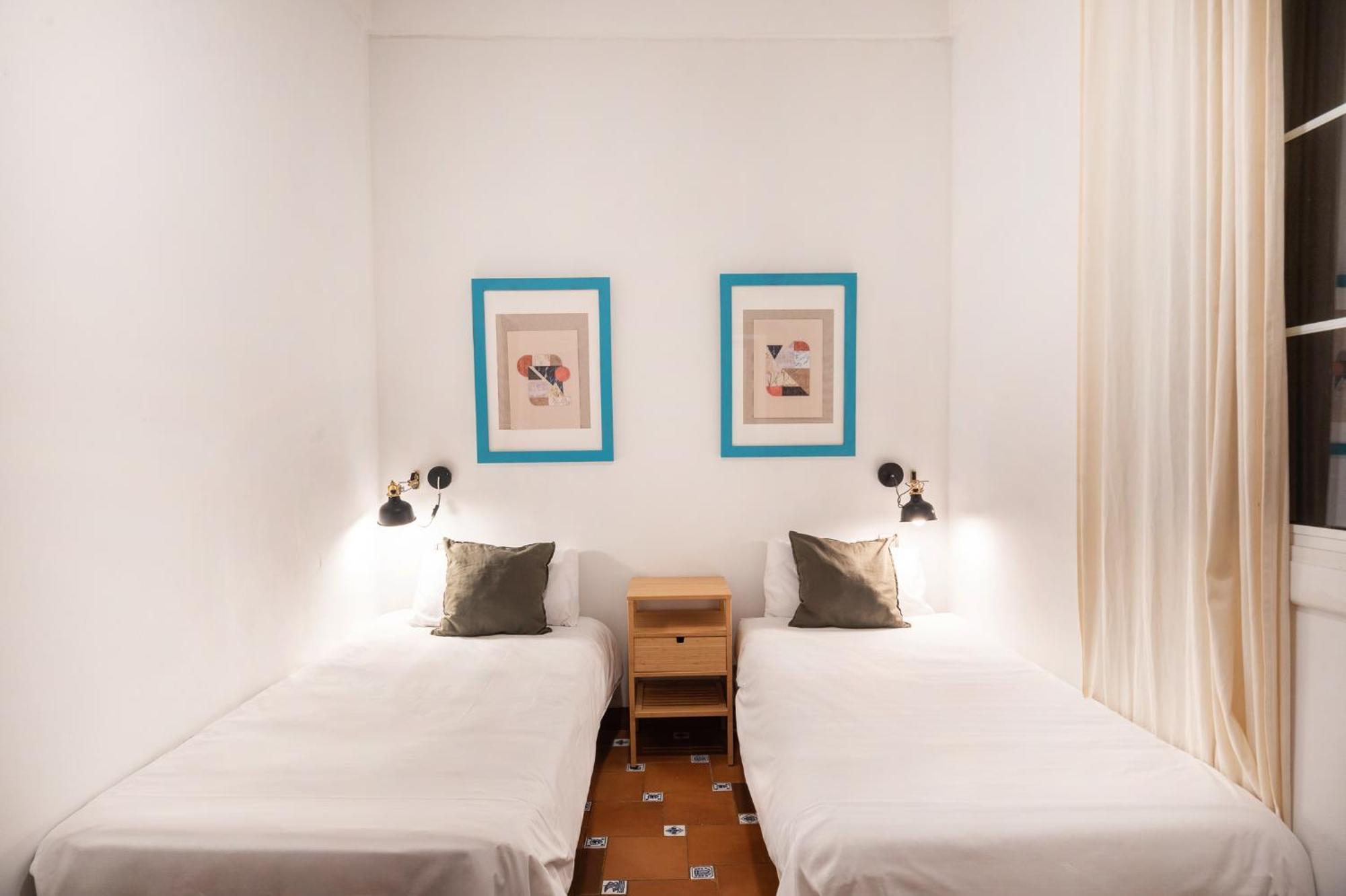 Spacious & Sunny With Terrace In The Center