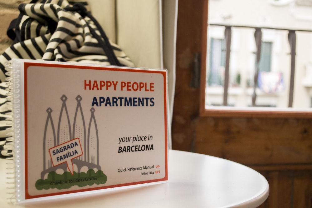 Happy People Sagrada Familia Gaudi *