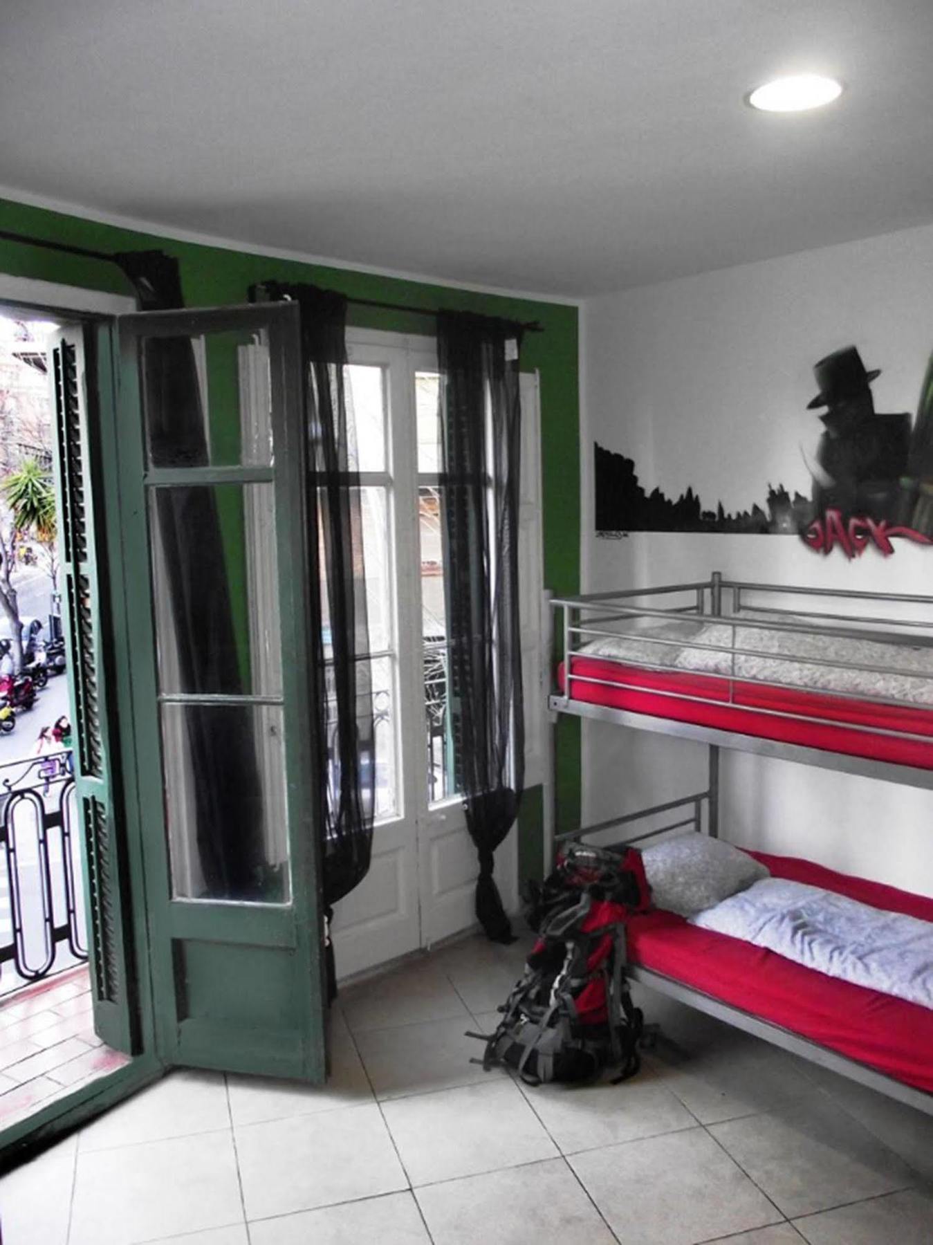 Hostel No Limit Graffiti